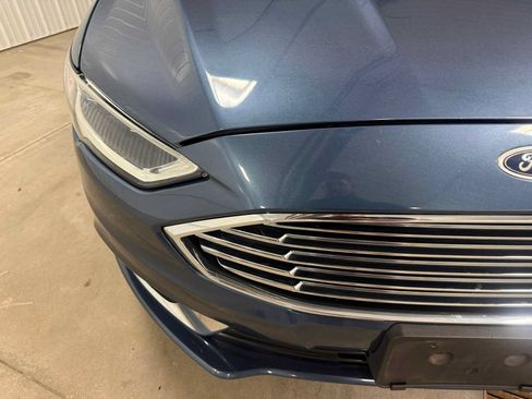 Used 2018 Ford Fusion SE w/ Fusion SE Technology Package FWD image 4