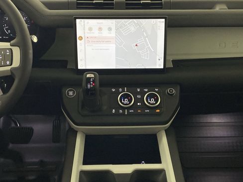 Used 2025 Land Rover Defender 110 S image 21