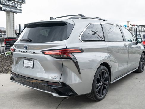 Used 2023 Toyota Sienna XSE FWD image 11
