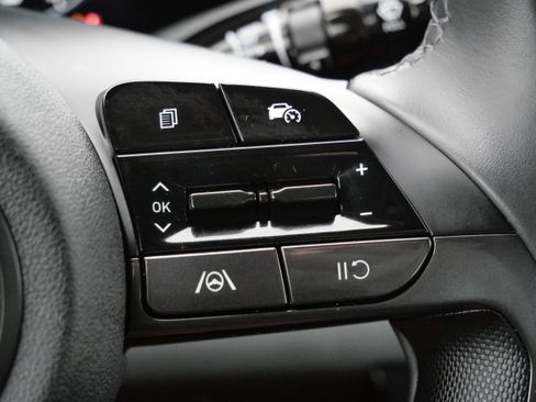 Certified 2025 Hyundai Elantra SEL image 31