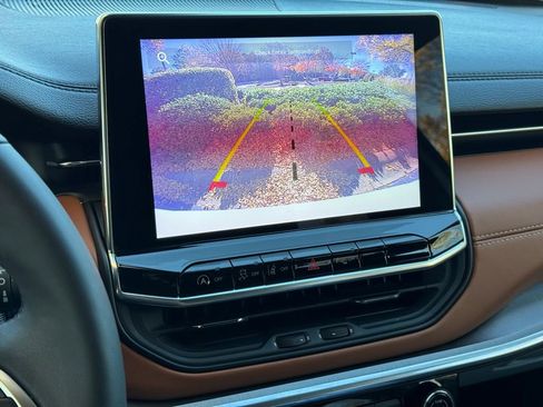 Used 2023 Jeep Compass Limited image 32