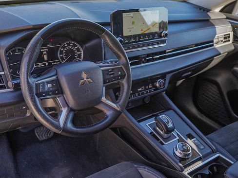 Used 2023 Mitsubishi Outlander SE image 9