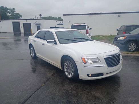 Used 2011 Chrysler 300 C RWD image 1