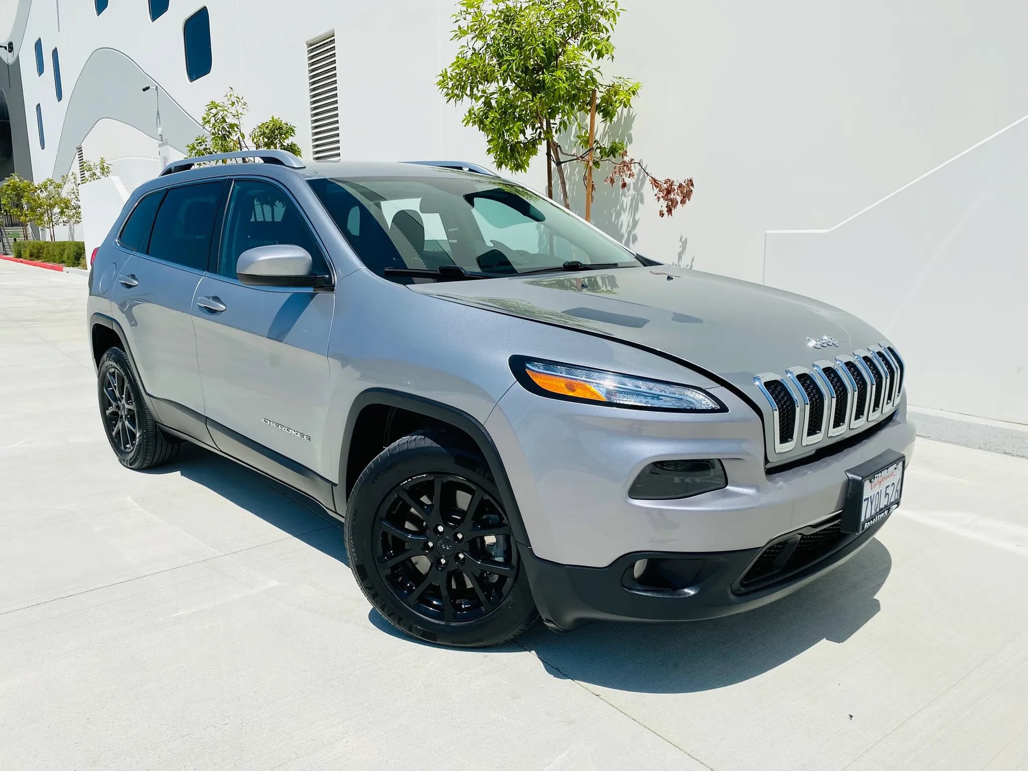 Used 2017 Jeep Cherokee Latitude FWD image 4