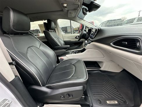Used 2024 Chrysler Pacifica Limited w/ Uconnect Theater Family Group image 26