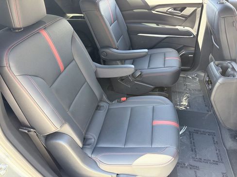 Used 2025 Chevrolet Traverse RS FWD image 13
