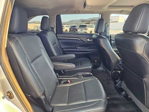 Used 2015 Toyota Highlander Limited w/ Driver Technology Package FWD image 12