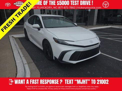 Used 2025 Toyota Camry SE image 1