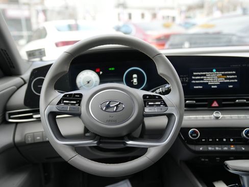 Used 2023 Hyundai Elantra SEL w/ Convenience Package image 17
