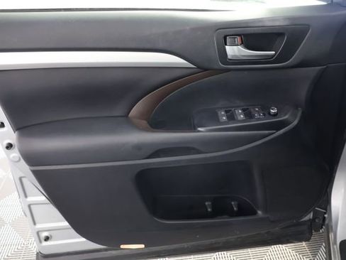 Used 2019 Toyota Highlander XLE image 25