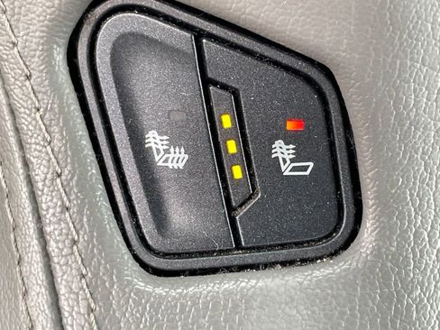 Used 2018 Chevrolet Suburban LT RWD image 11