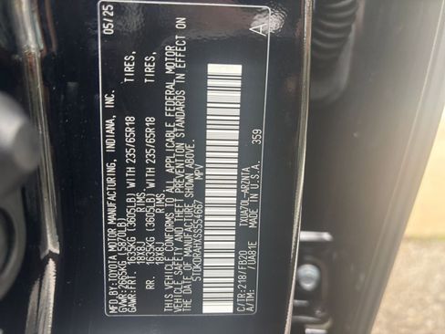 Used 2025 Toyota Highlander LE FWD image 33