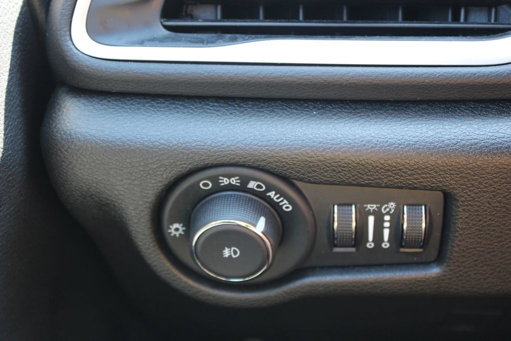 Used 2025 Chrysler Pacifica Select FWD image 39