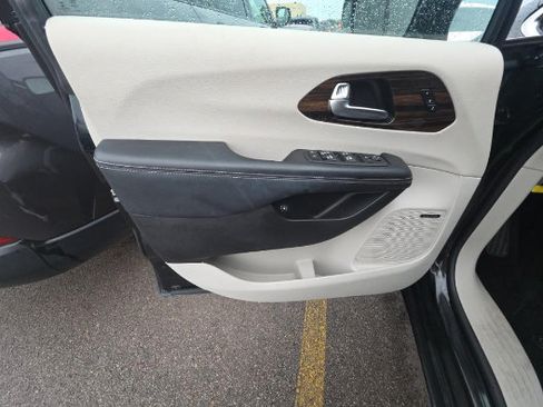 Used 2022 Chrysler Pacifica Limited FWD image 16