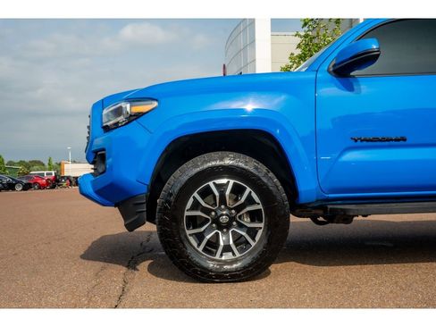 Used 2020 Toyota Tacoma TRD Sport w/ TRD Premium Sport Package AWD/4WD image 10