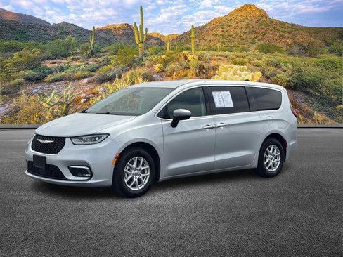 Used 2023 Chrysler Pacifica Touring-L FWD image 9