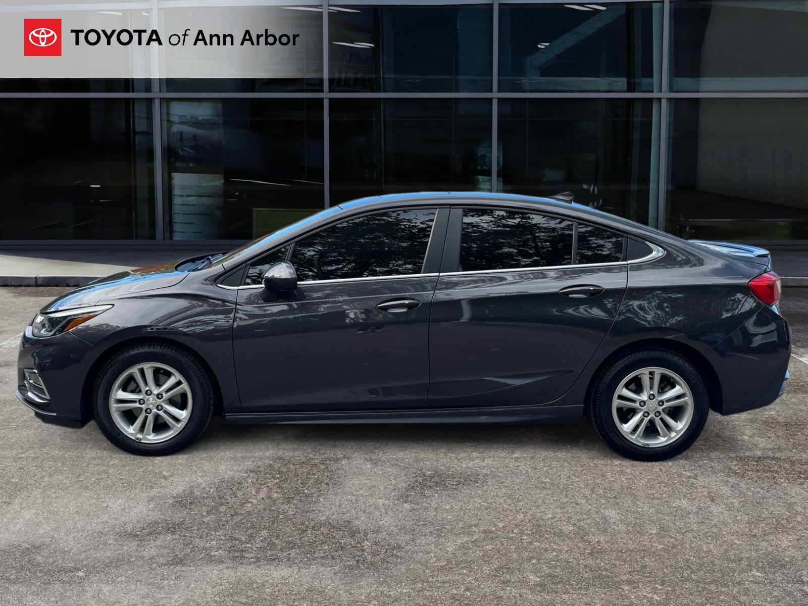 Used 2017 Chevrolet Cruze LT w/ Sun And Sound Package FWD image 10