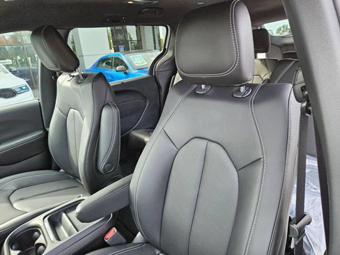New 2027 Chrysler Pacifica Select AWD/4WD image 14