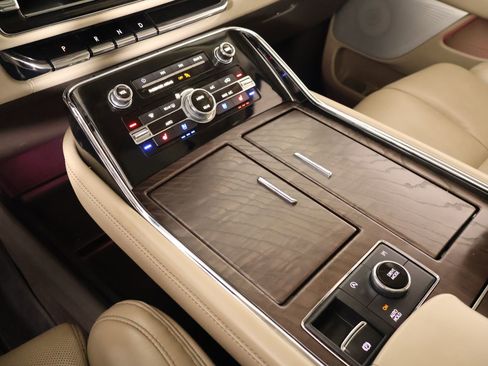 Used 2022 Lincoln Navigator Reserve image 9