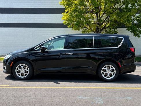 Used 2020 Chrysler Pacifica Touring w/ Tire & Wheel Group FWD image 2