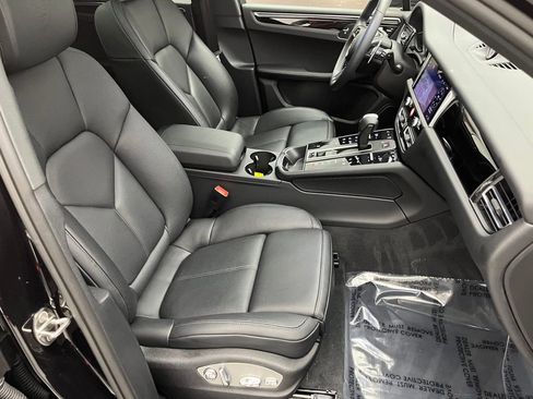 Used 2025 Porsche Macan image 36