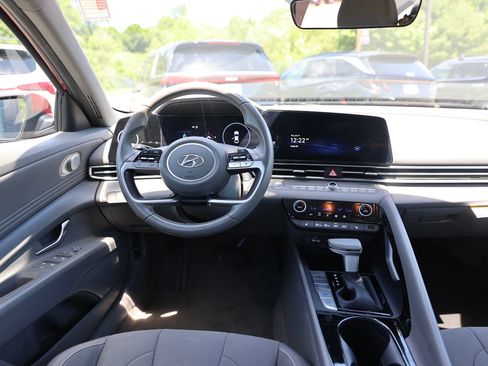 Used 2023 Hyundai Elantra SEL w/ Convenience Package FWD image 12