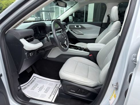 Used 2025 Ford Explorer Platinum w/ Ultimate Package AWD/4WD image 16