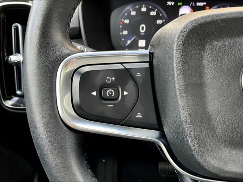 Used 2022 Volvo XC40 T5 Momentum image 23