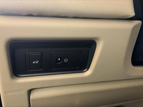 Used 2017 Land Rover Range Rover Evoque SE Premium image 33