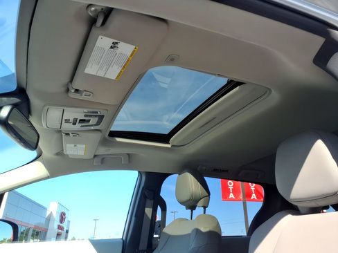 Used 2025 Toyota Sienna XLE FWD image 16