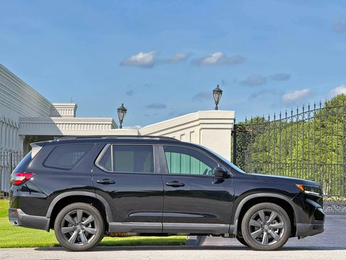 Used 2025 Honda Pilot Sport image 6