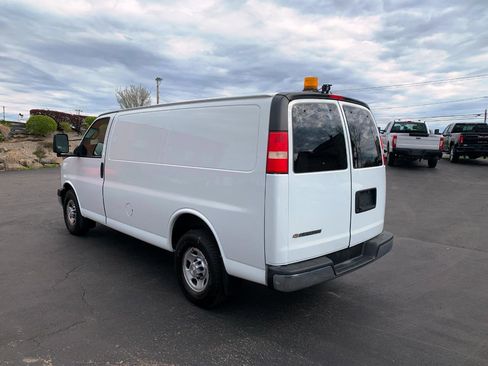 Used 2017 Chevrolet Express 2500 w/ Chrome Appearance Package image 10
