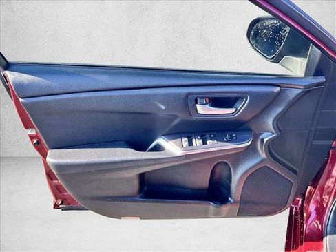 Used 2017 Toyota Camry SE image 11