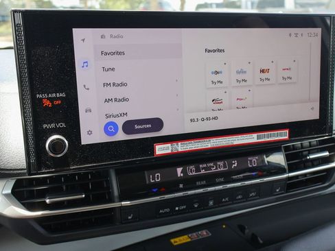 Used 2025 Toyota Sienna XLE FWD image 5