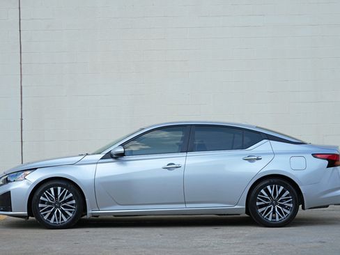 Used 2025 Nissan Altima 2.5 SV w/ SV Premium Package FWD image 8