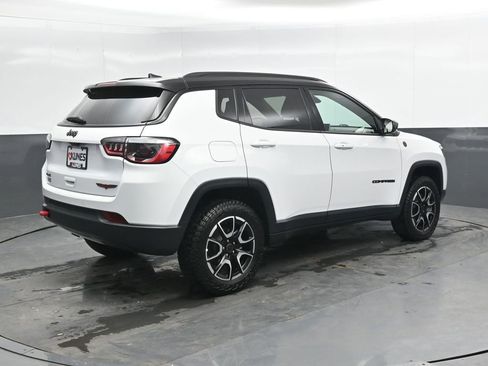 Used 2025 Jeep Compass Trailhawk AWD/4WD image 2