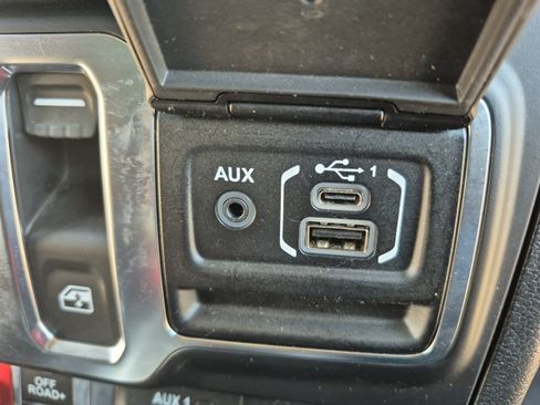 Used 2022 Jeep Wrangler Rubicon AWD/4WD image 32