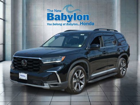 Used 2025 Honda Pilot Touring image 1