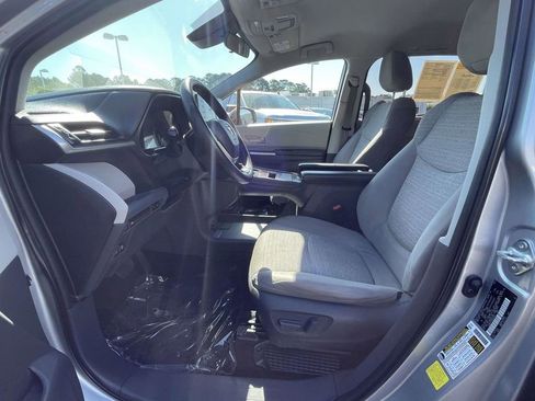 Used 2021 Toyota Sienna LE FWD image 17