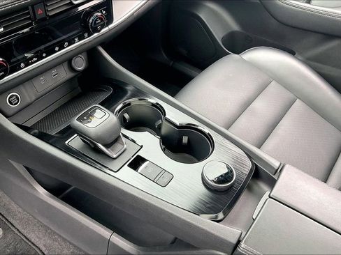 Used 2022 Nissan Rogue SV w/ SV Premium Package image 16