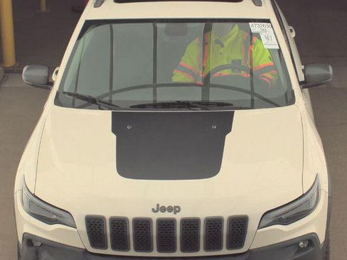 Used 2019 Jeep Cherokee Trailhawk AWD/4WD image 3