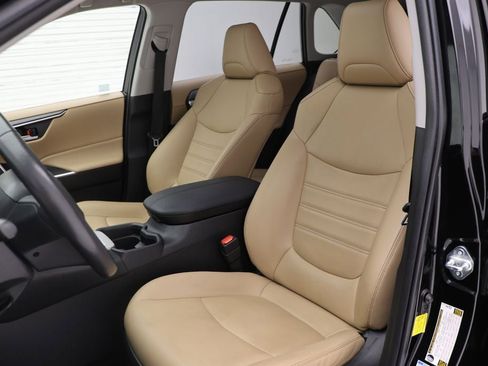 Used 2020 Toyota RAV4 XLE Premium image 16