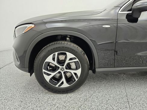 Used 2025 Mercedes-Benz GLC 350e 4MATIC image 17