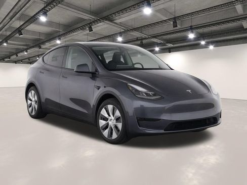 Used 2024 Tesla Model Y Long Range AWD/4WD image 2