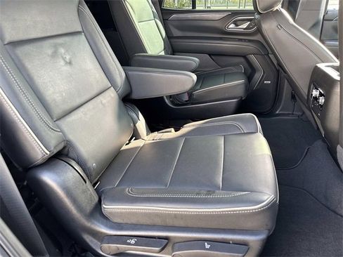 Used 2022 GMC Yukon SLT w/ SLT Premium Package image 12