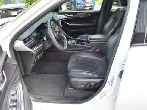 Used 2023 Jeep Grand Cherokee Altitude AWD/4WD image 17