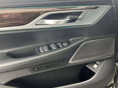 Used 2022 BMW 750i xDrive w/ Executive Package image 25