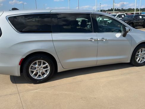 Used 2022 Chrysler Voyager LX FWD image 9