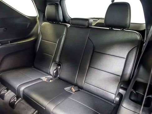 Used 2025 Chevrolet Traverse High Country FWD image 17