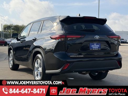 Used 2025 Toyota Highlander LE image 7